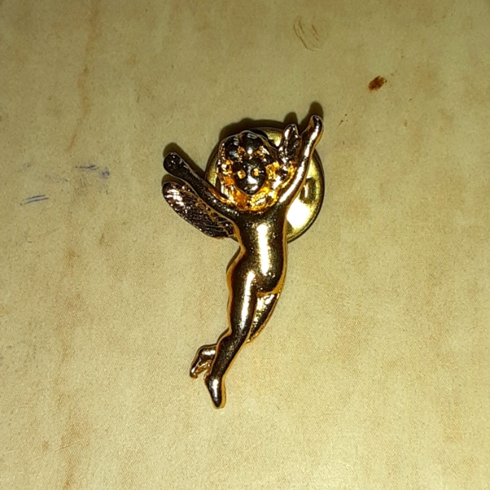 VINTAGE ANGEL LAPEL PIN NRMINT CONDITION